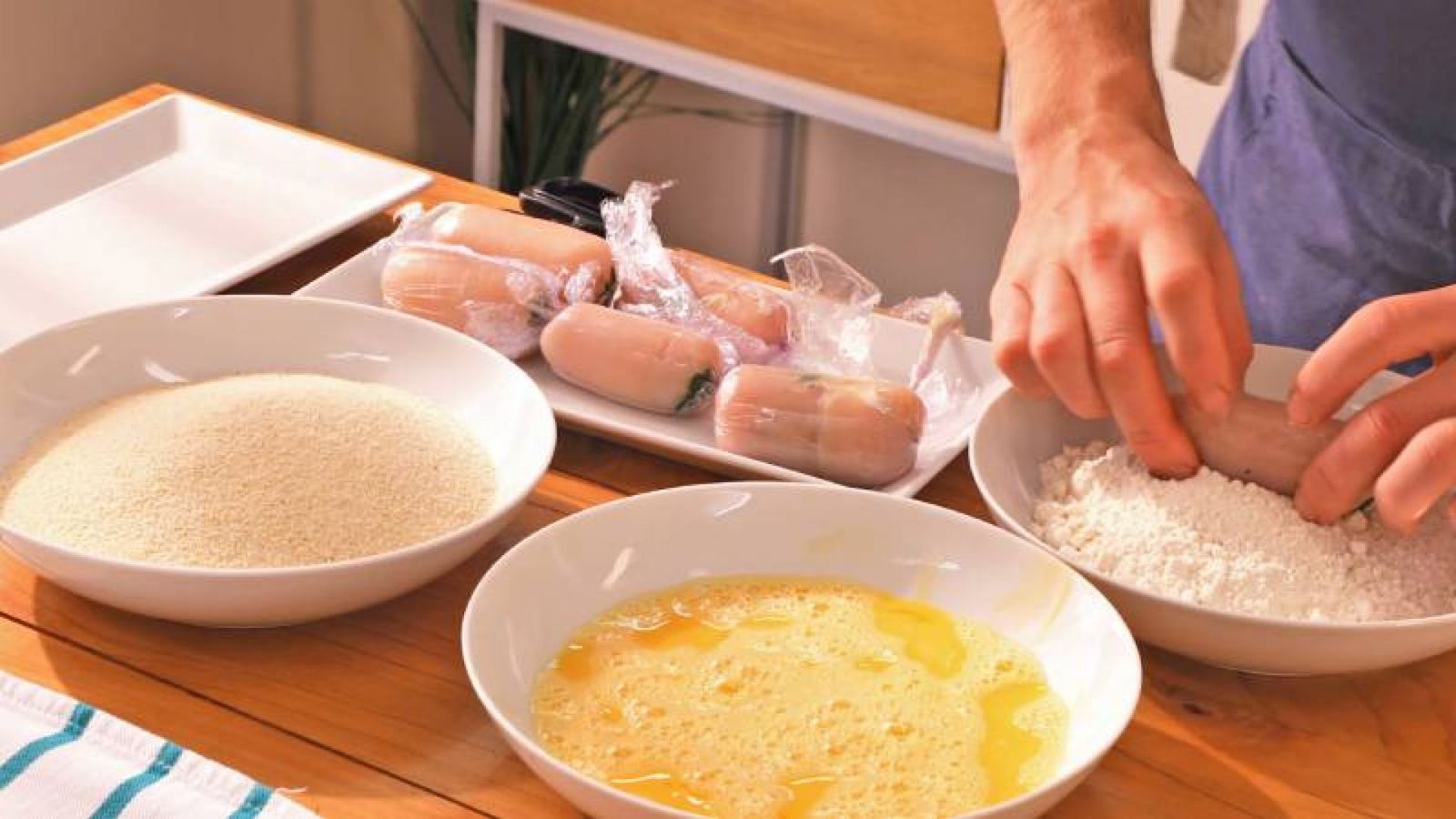 Prepara tus rollitos de pollo rebozándolos cuidadosamente para lograr un acabado dorado y crujiente al cocinarlos Prepara tus rollitos de pollo rebozándolos cuidadosamente para lograr un acabado dorado y crujiente al cocinarlos