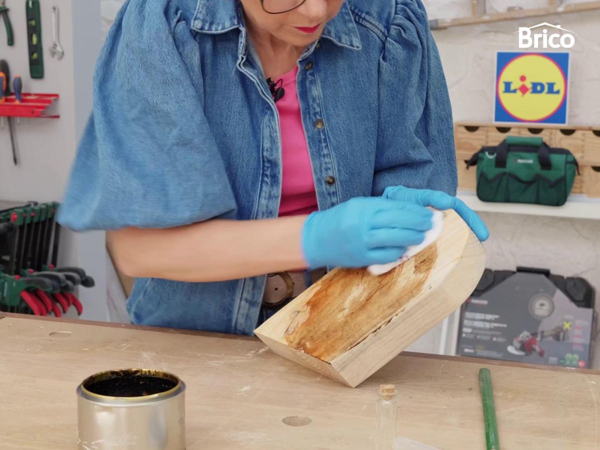 Aplicar tinte para oscurecer la madera