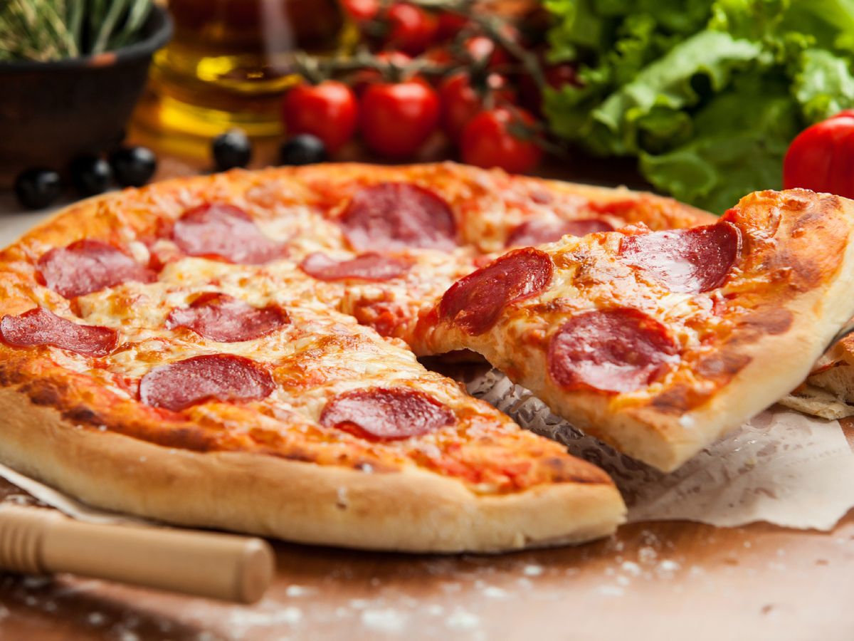 La curvatura y el tueste del pepperoni son parte de su comportamiento natural al entrar en el horno.