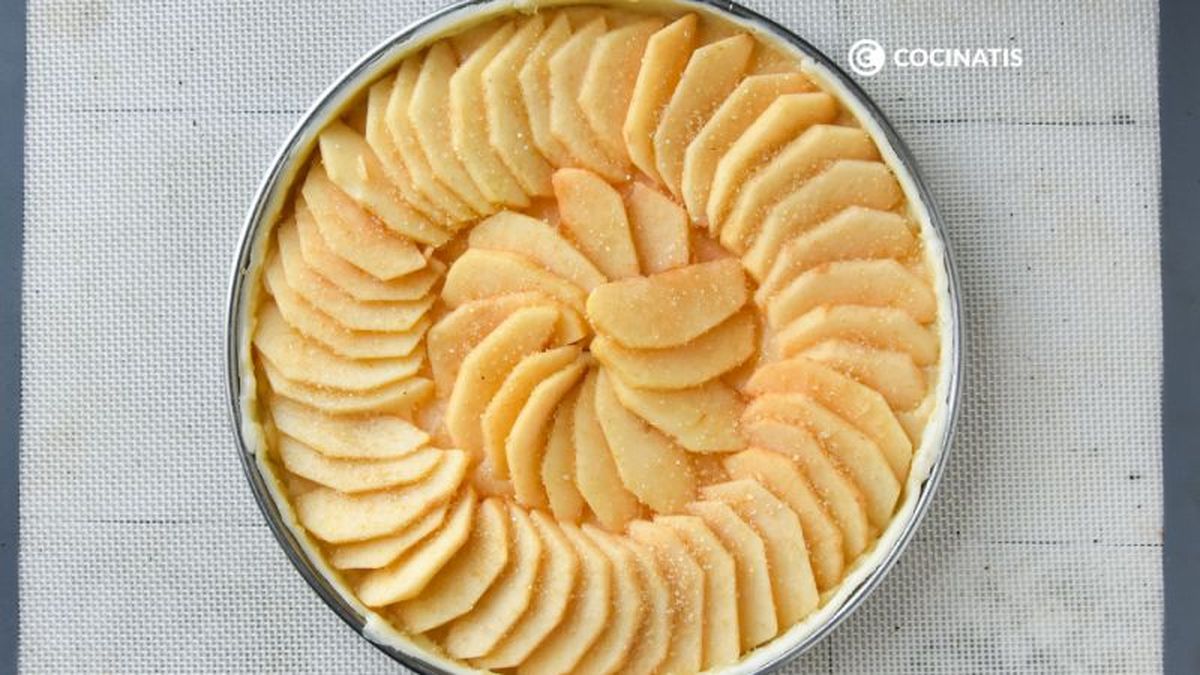 Montamos la tarta de manzana en el molde