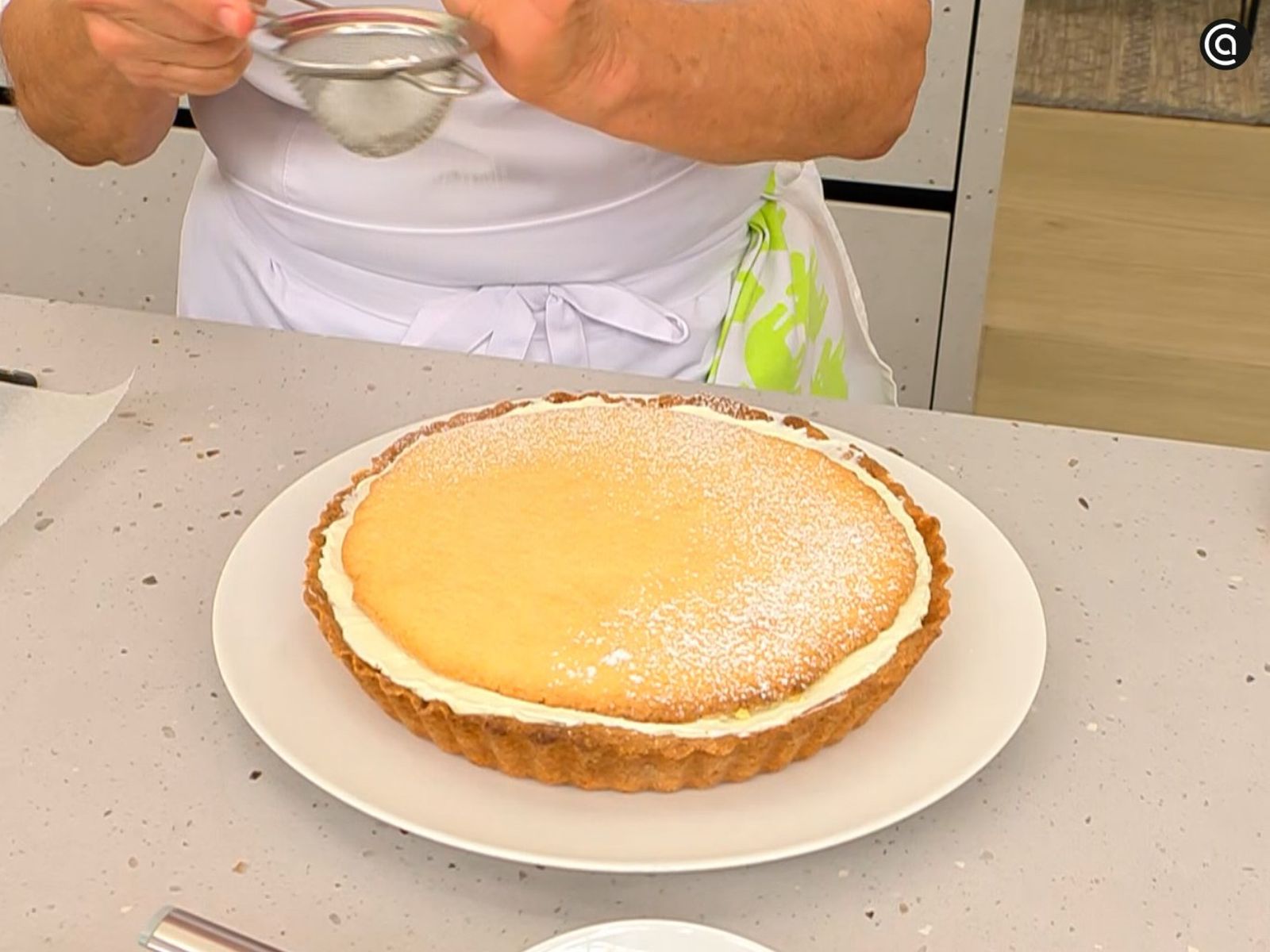 Espolvorea azúcar glas sobre la crostata paradiso Espolvorea azúcar glas sobre la crostata paradiso