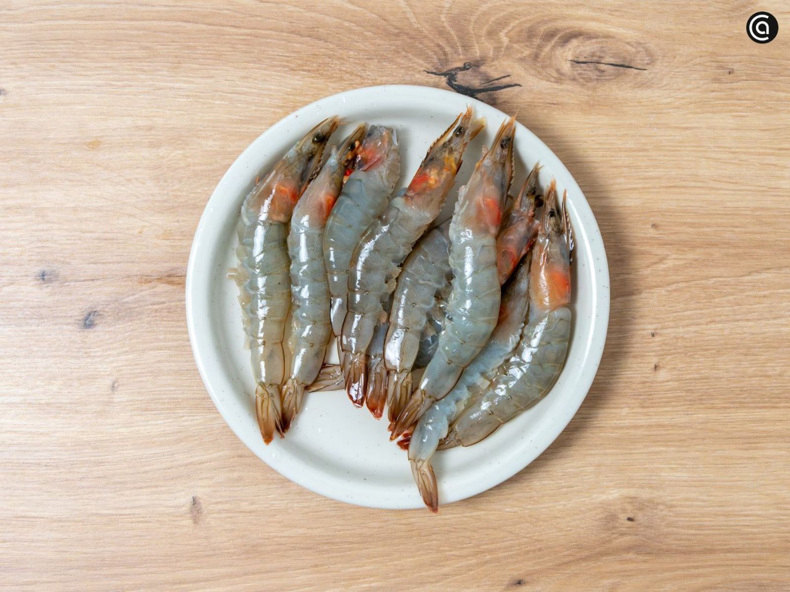 Corta las patas y deja los langostinos bien limpios para la receta