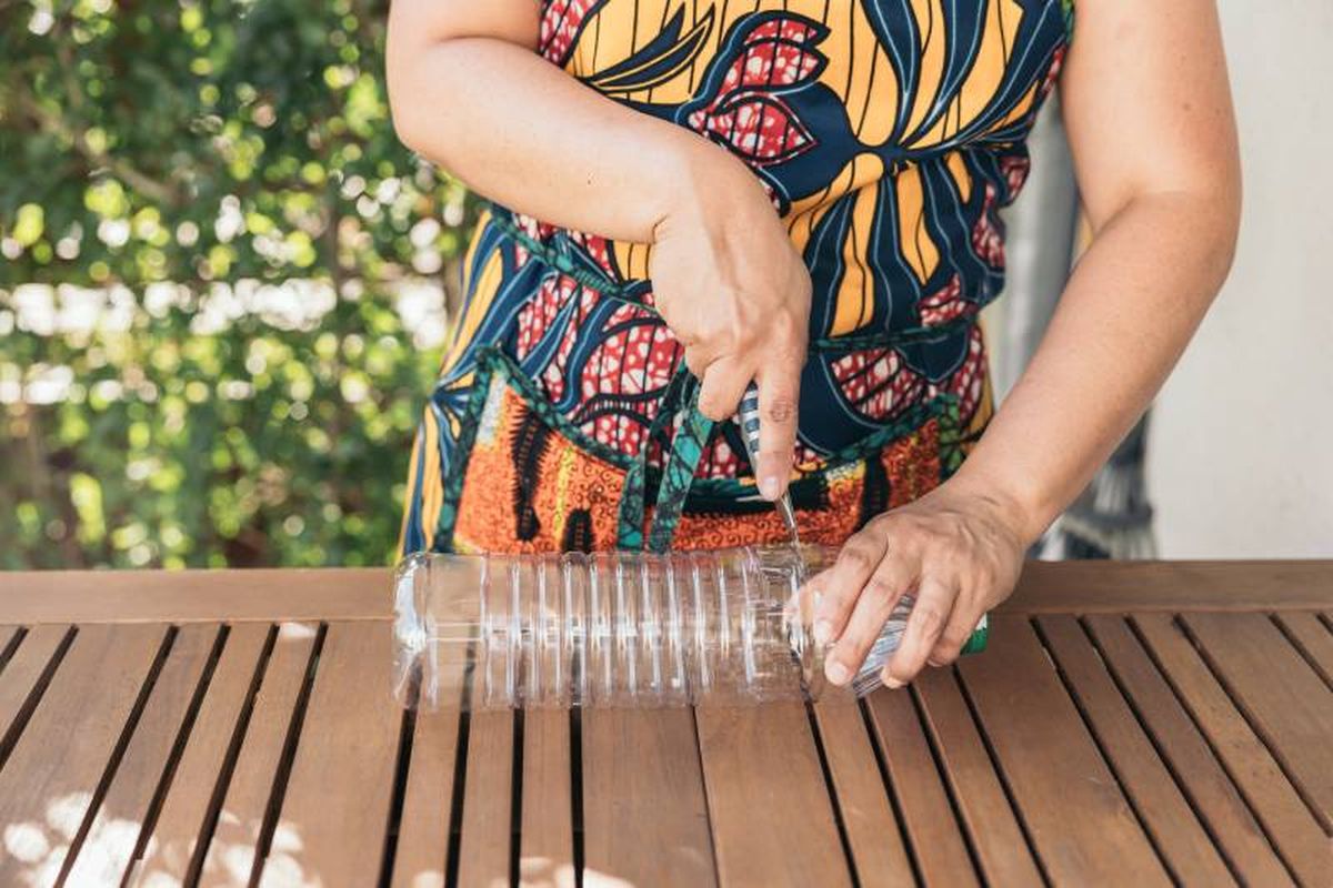 Cortar una botella de plástico.