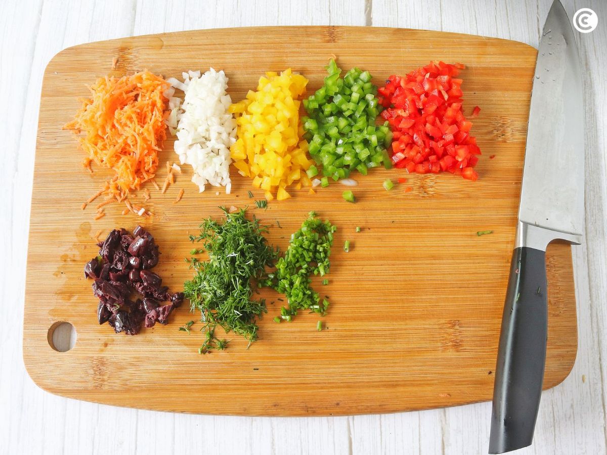 Picar las verduras para la ensalada de lentejas y atún