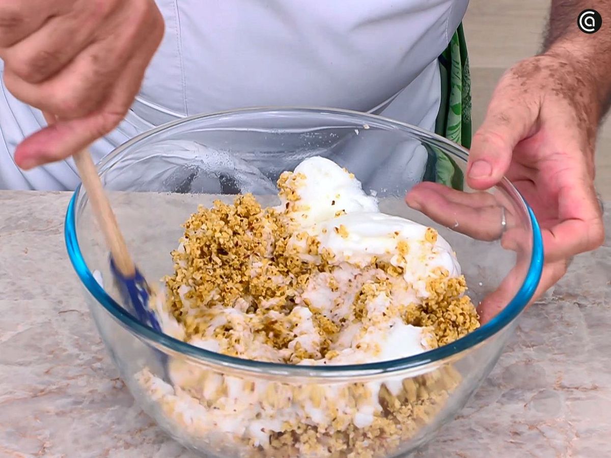 Preparar la masa del bizcocho de avellanas