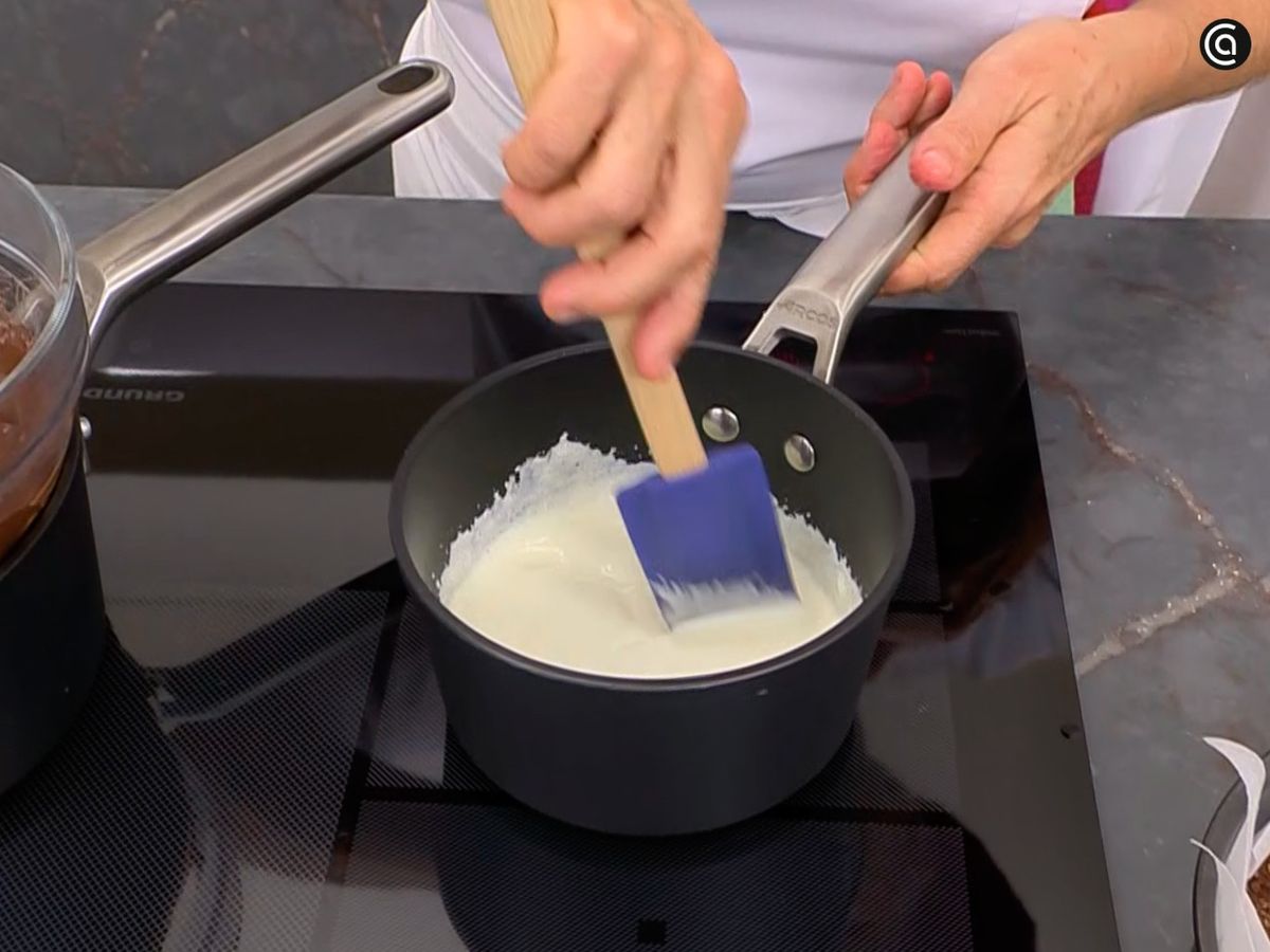 Añade la gelatina a la nata caliente y mezcla bien