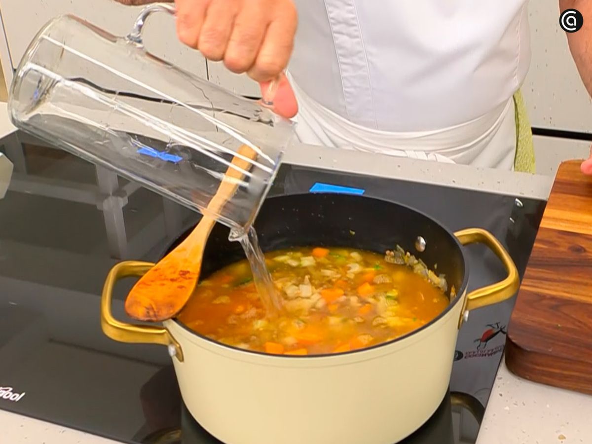 Añade aproximadamente un litro de agua