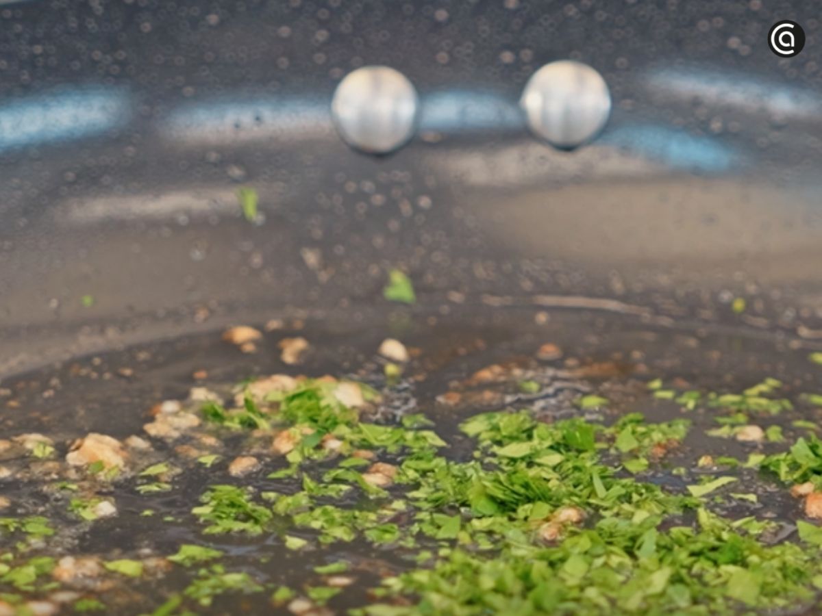 Añade perejil picado al aliño restante en la sartén para potenciar el aroma.