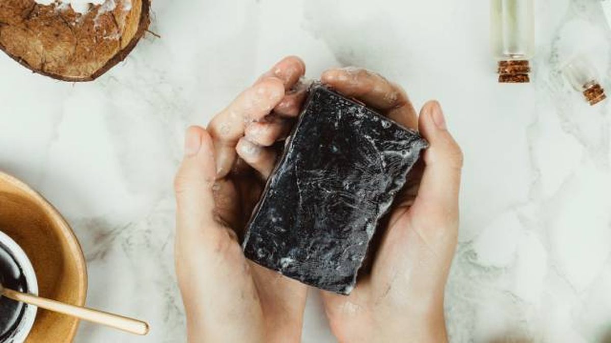 jabon natural con carbon activo para perros con pelo blanco