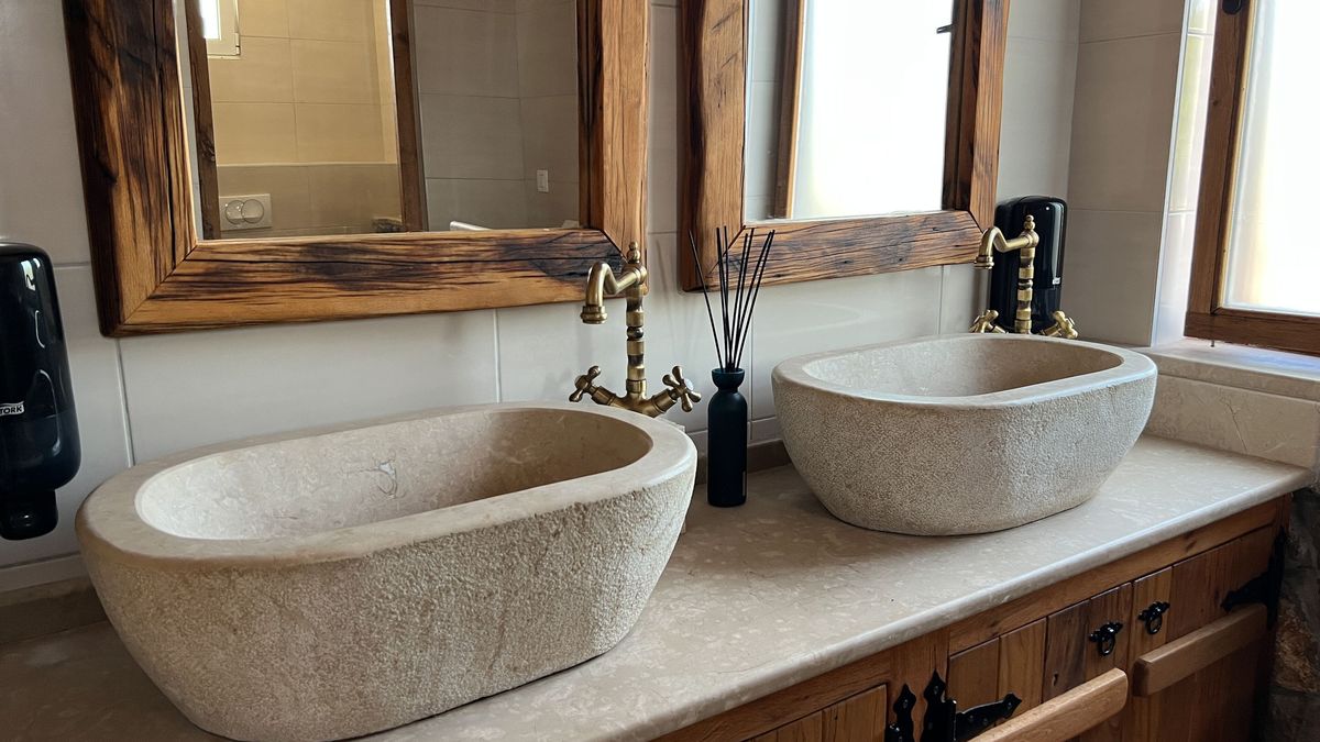 Mezcla piezas modernas con objetos de aspecto antiguo