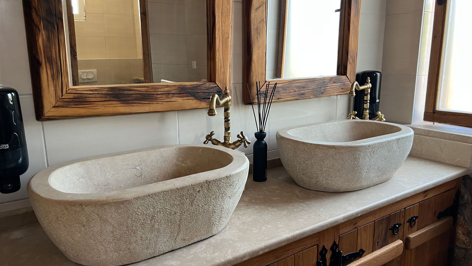 Mezcla piezas modernas con objetos de aspecto antiguo