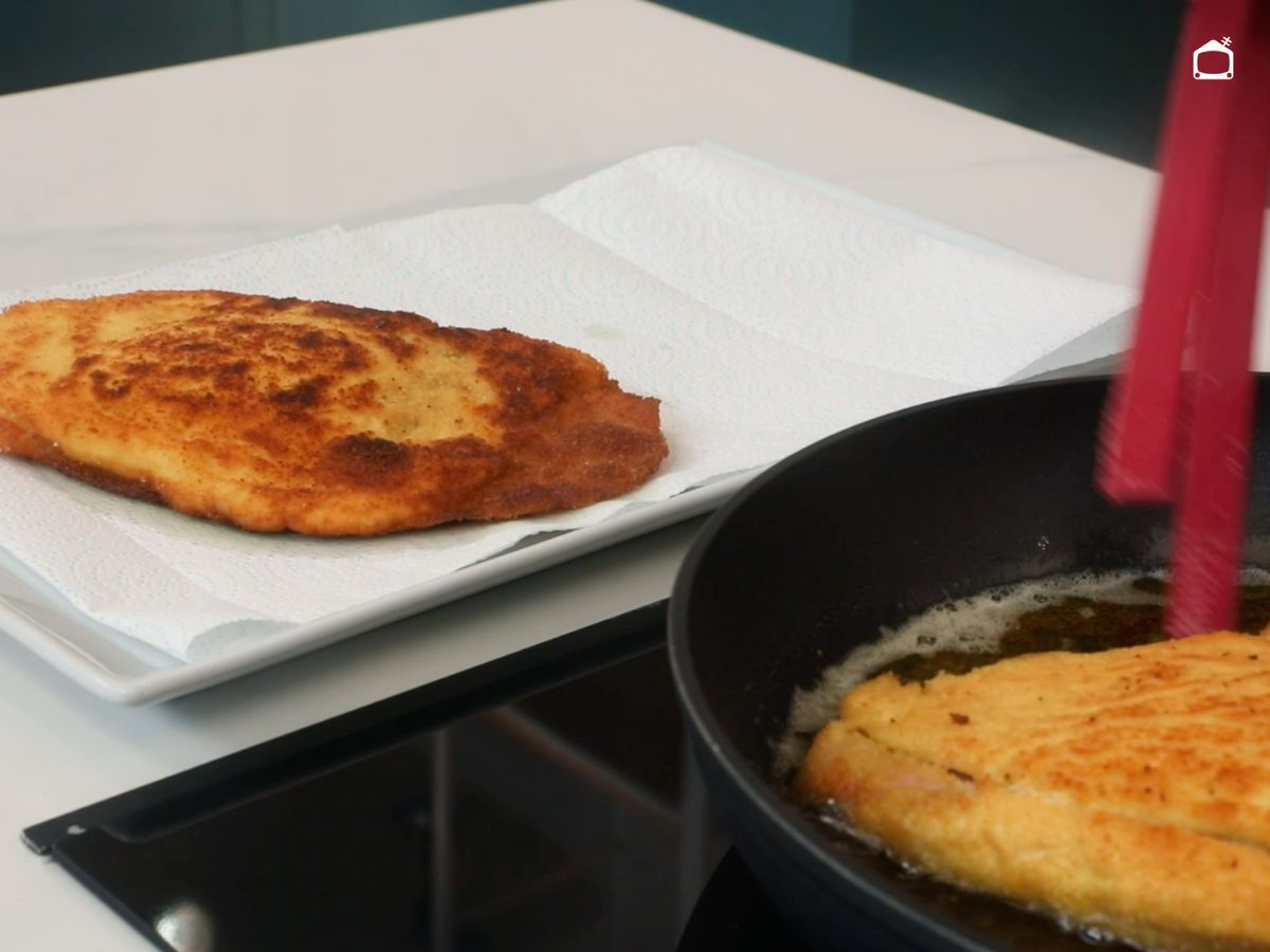 Escúrrelas en papel de cocina para quitar el exceso de aceite