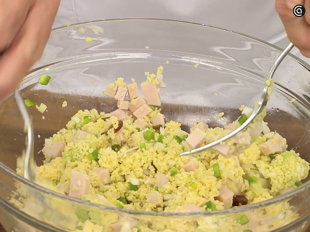 Pica el pimiento, la cebolleta, el aguacate y el pavo, y mézclalo todo con el cuscús