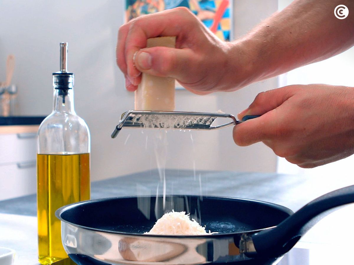 Agrega el queso rallado a la salsa Alfredo