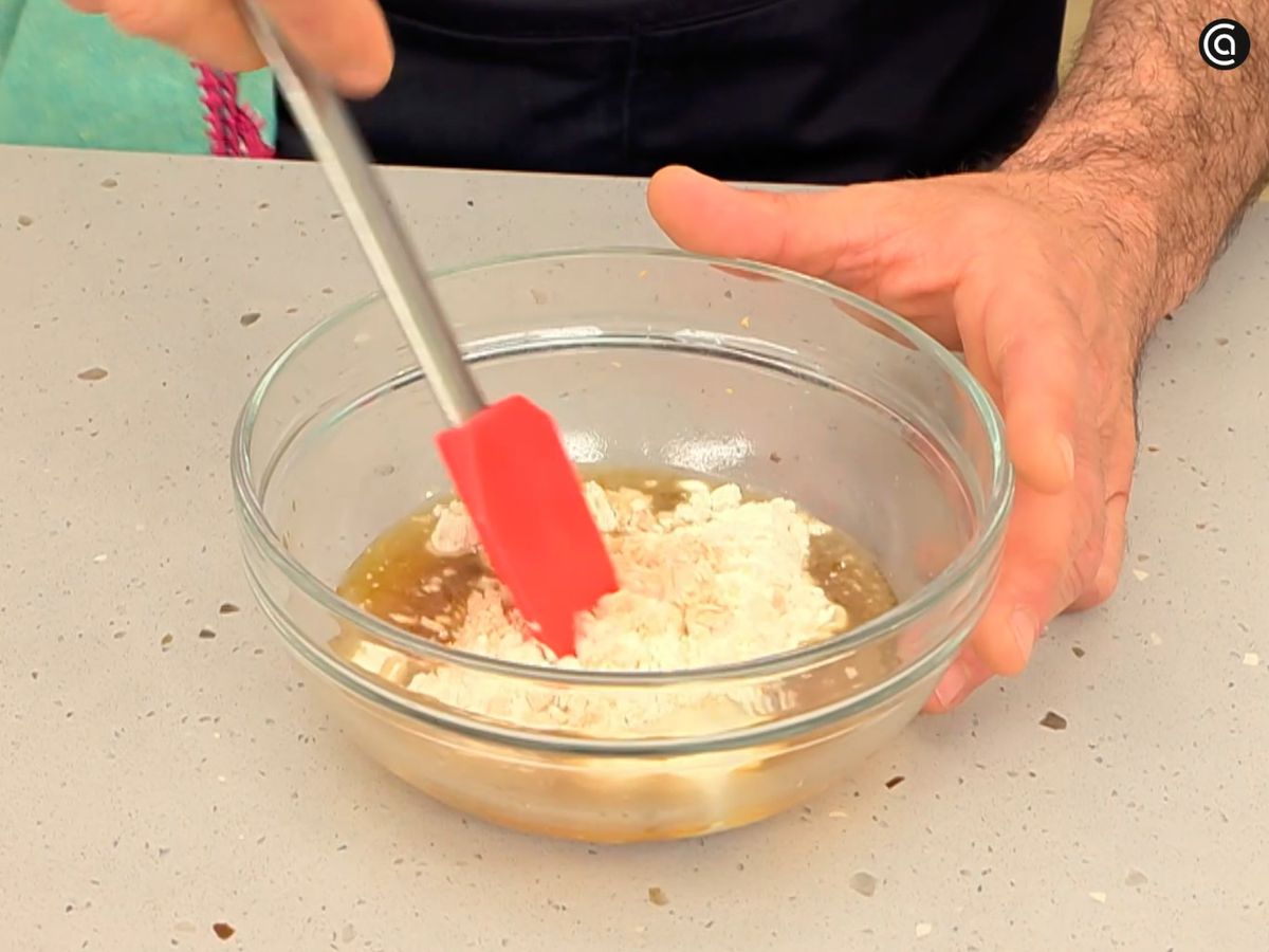 Mezcla los ingredientes para hacer el prefermento