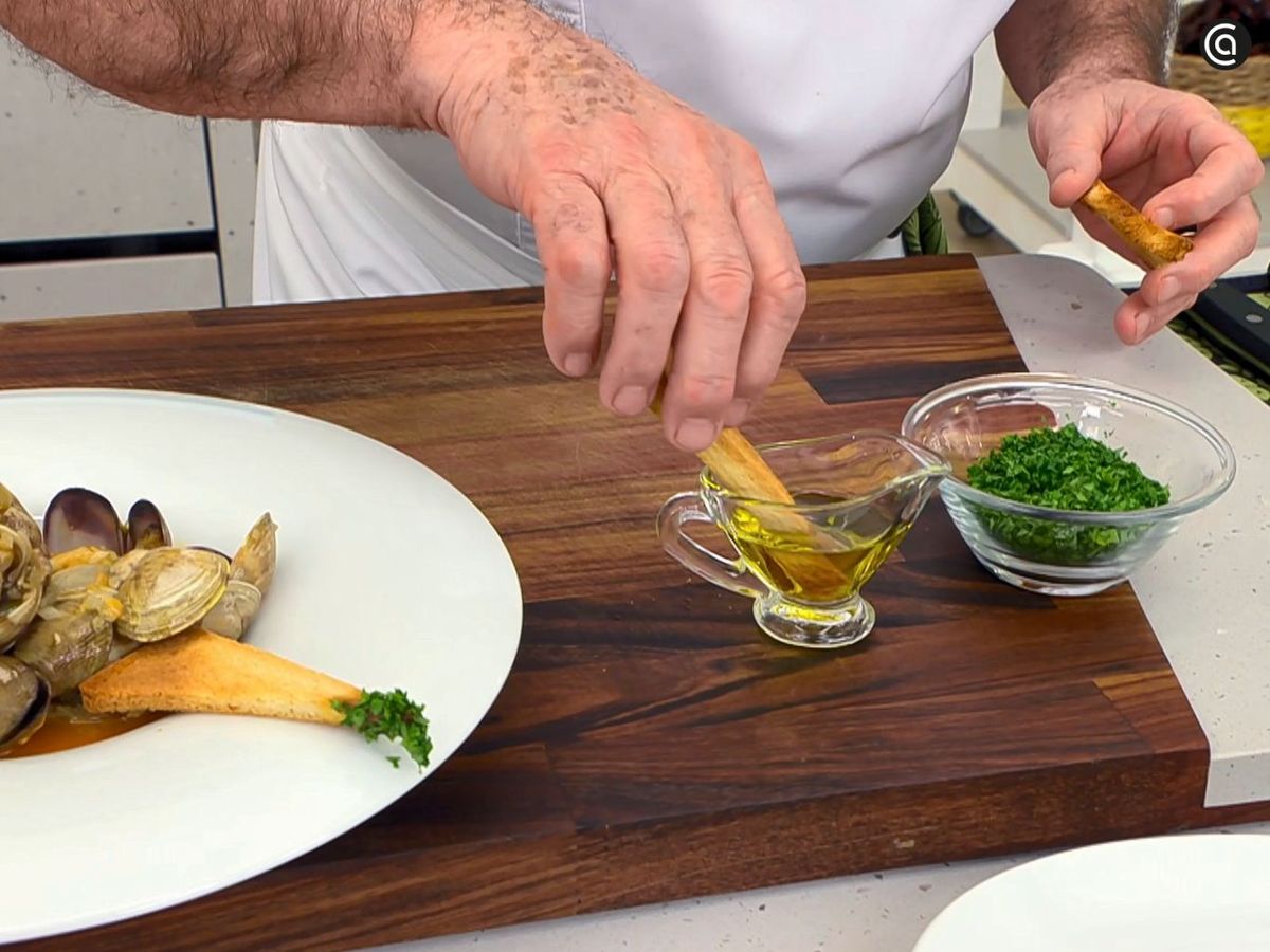 Decora el pan tostado con perejil para acompañar las almejas al pimentón