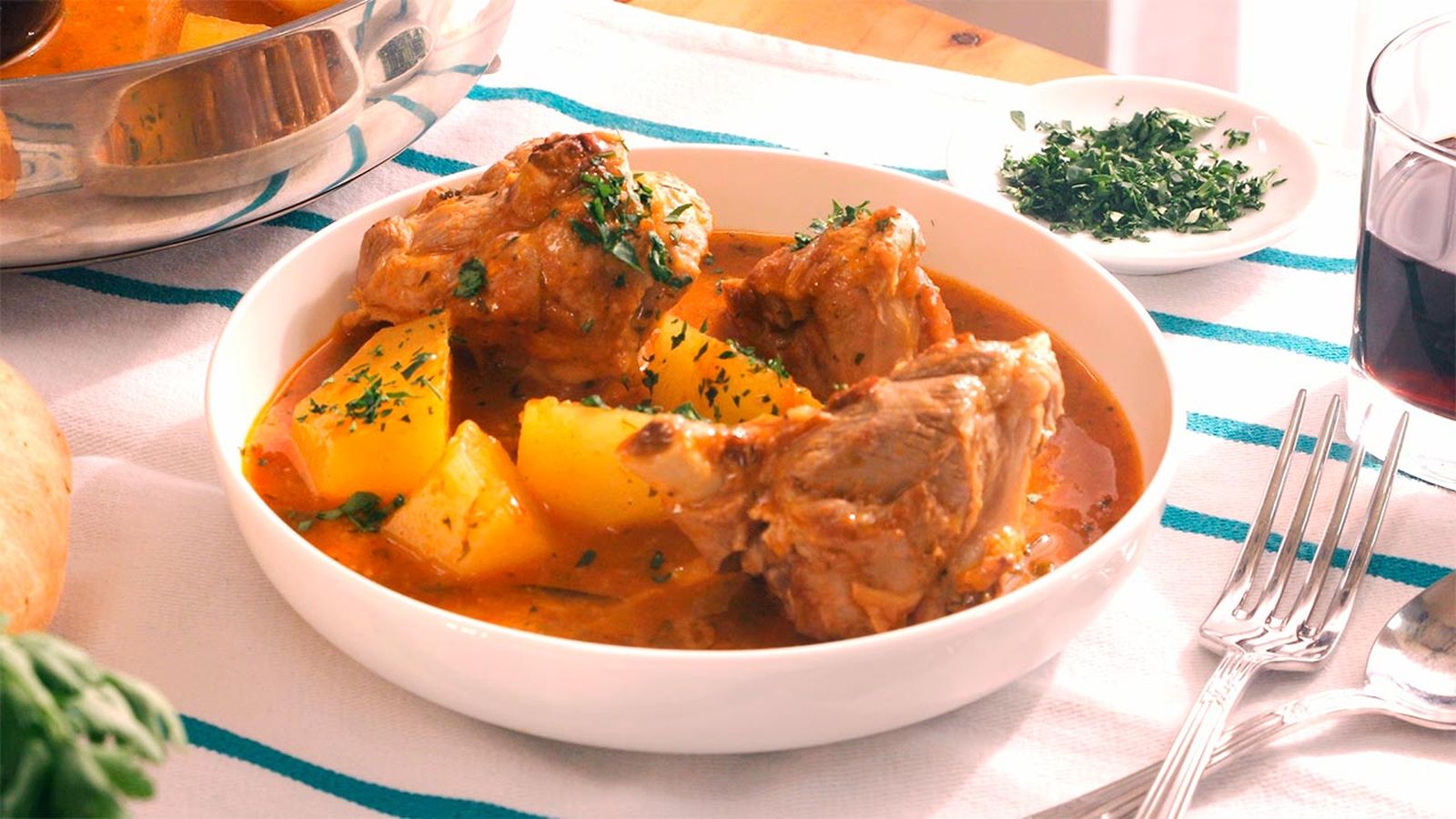 Sirve una buena ración y espolvorea con perejil picado Receta de caldereta de cordero con patatas paso 7