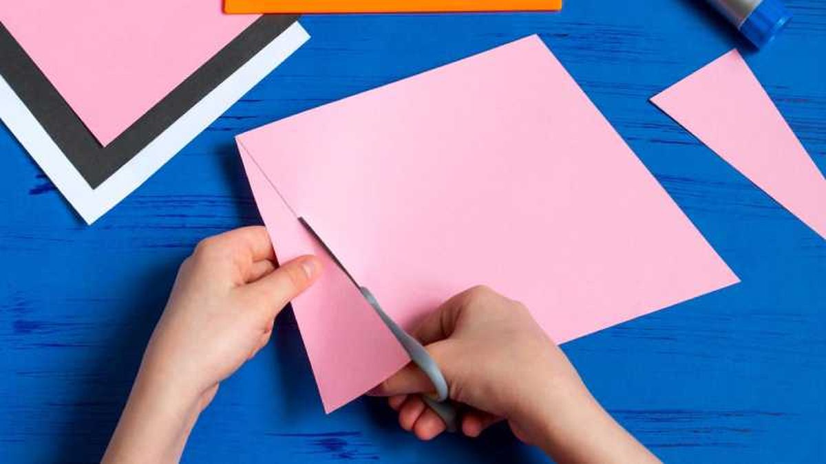 Recorta la cartulina en forma de rombo.