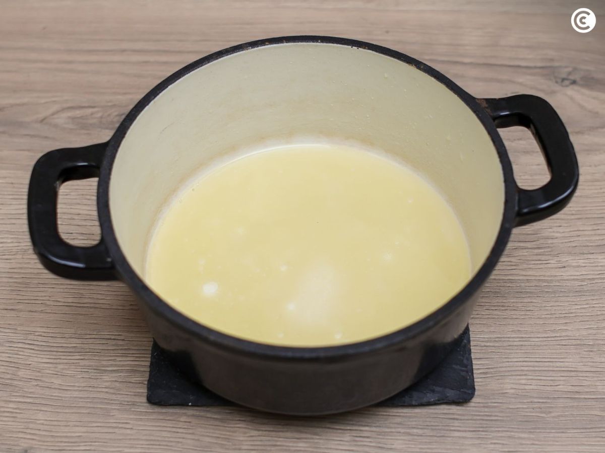 Calentar agua con aceite y sal para la masa de las sopaipas