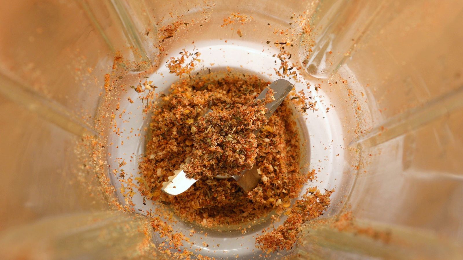 Tritura los ingredientes para la salsa Salmón cajún al horno Paso 1