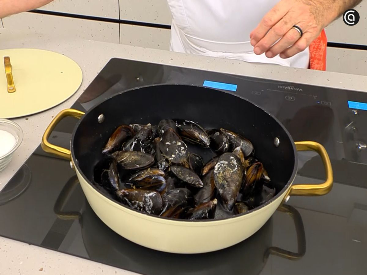 Ponemos la tapa y los mejillones se irán abriendo poco a poco.