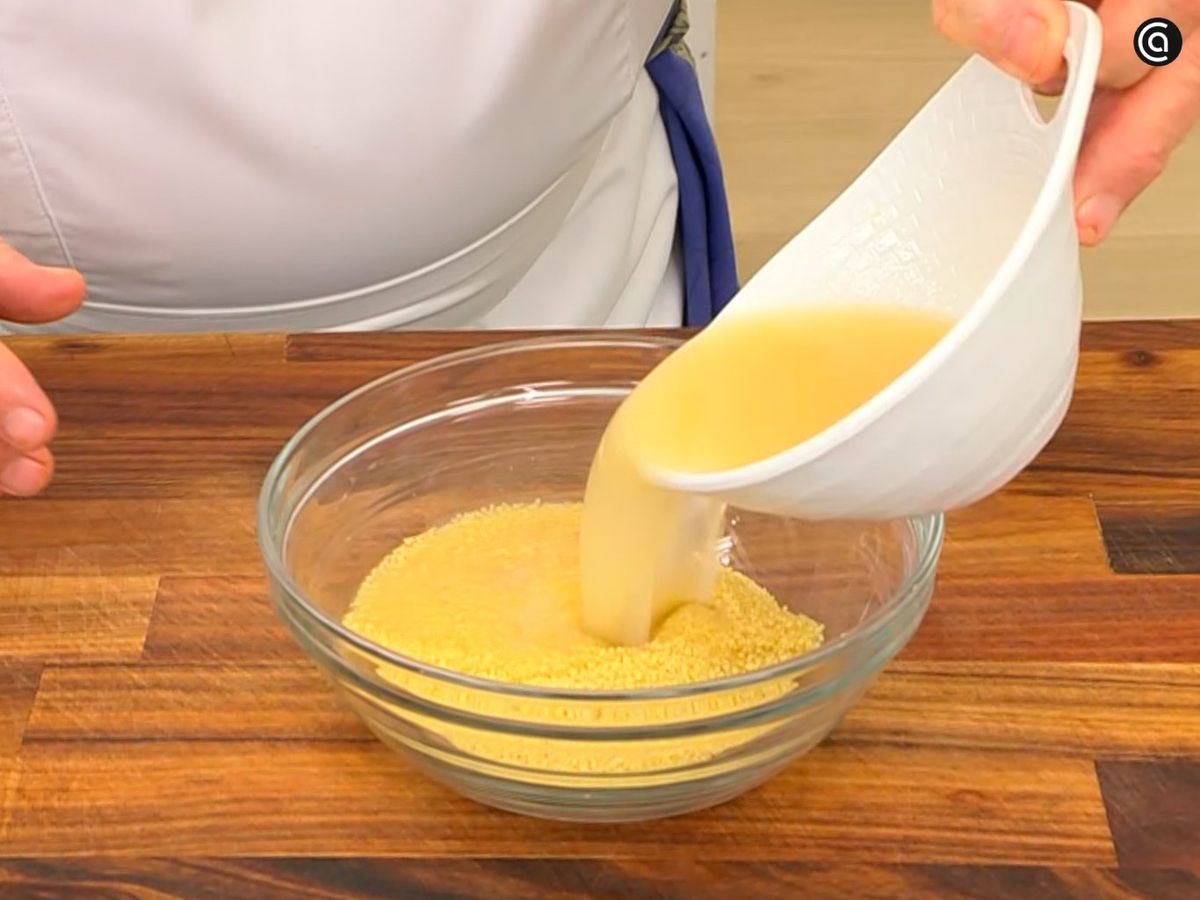 Añade caldo al cuscús y deja reposar unos minutos