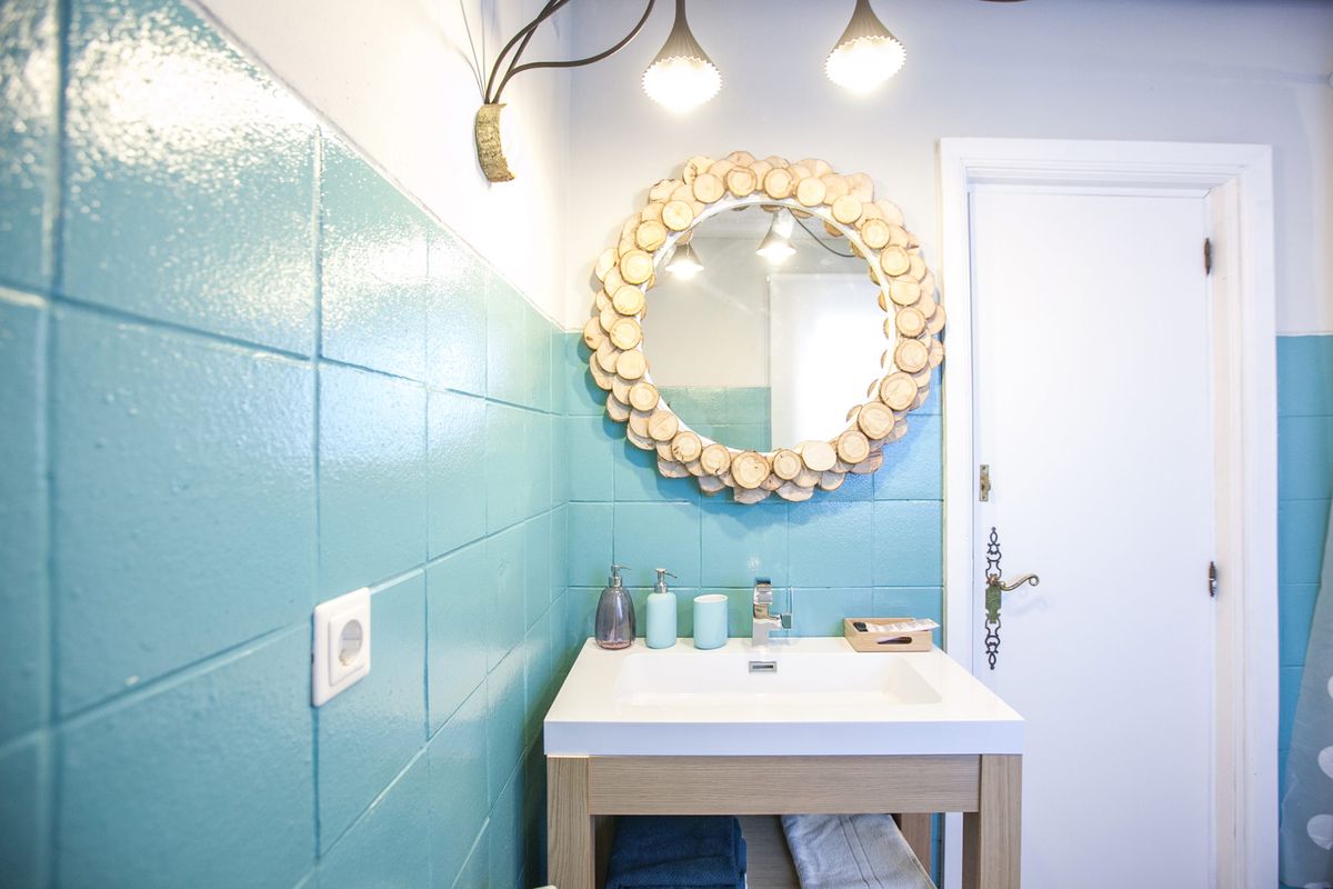 Decorar baño grande y luminoso en blanco y azul 2