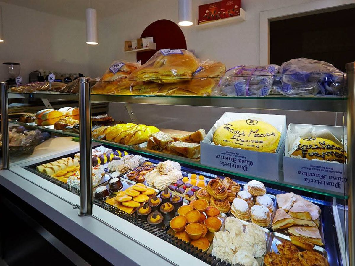 La pastelería Casa Fuentes, en Olivenza, sigue elaborando la Técula Mécula de manera artesanal desde hace más de 80 años.