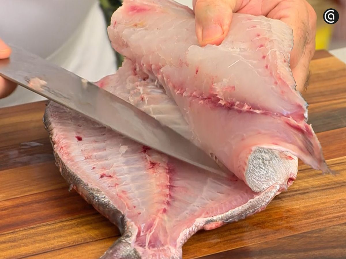 El cuchillo se desliza pegado a la espina para obtener lomos limpios y sin espinas.