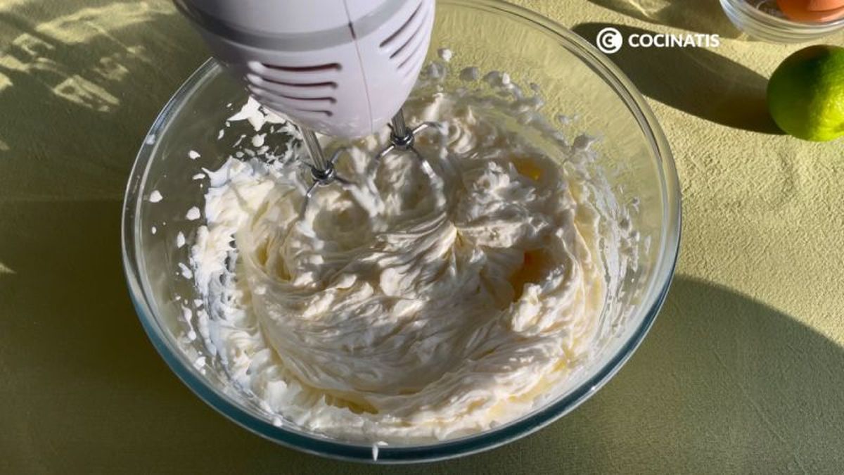 Preparamos la masa de la tarta de queso