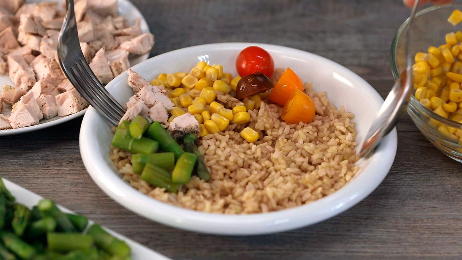 Receta de ensalada de arroz integral con pollo y espárragos trigueros paso 4 Receta de ensalada de arroz integral con pollo y espárragos trigueros paso 4