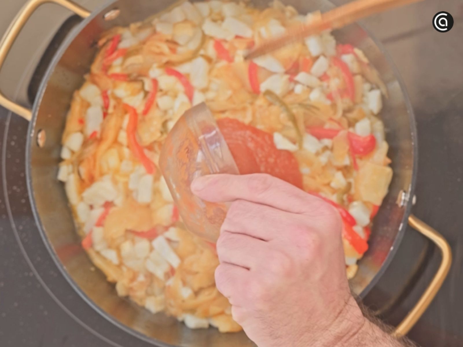 Agrega la pulpa de pimiento choricero y la salsa de tomate, remueve bien y deja que el conjunto se ligue unos minutos.