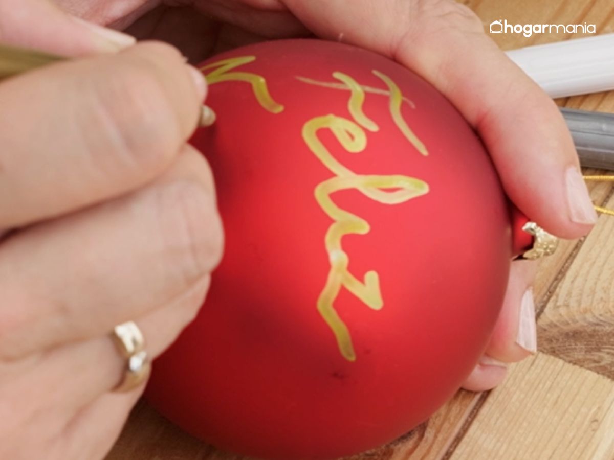 Las frases navideñas son una forma rápida y emotiva de transformar una bola lisa en un adorno único.