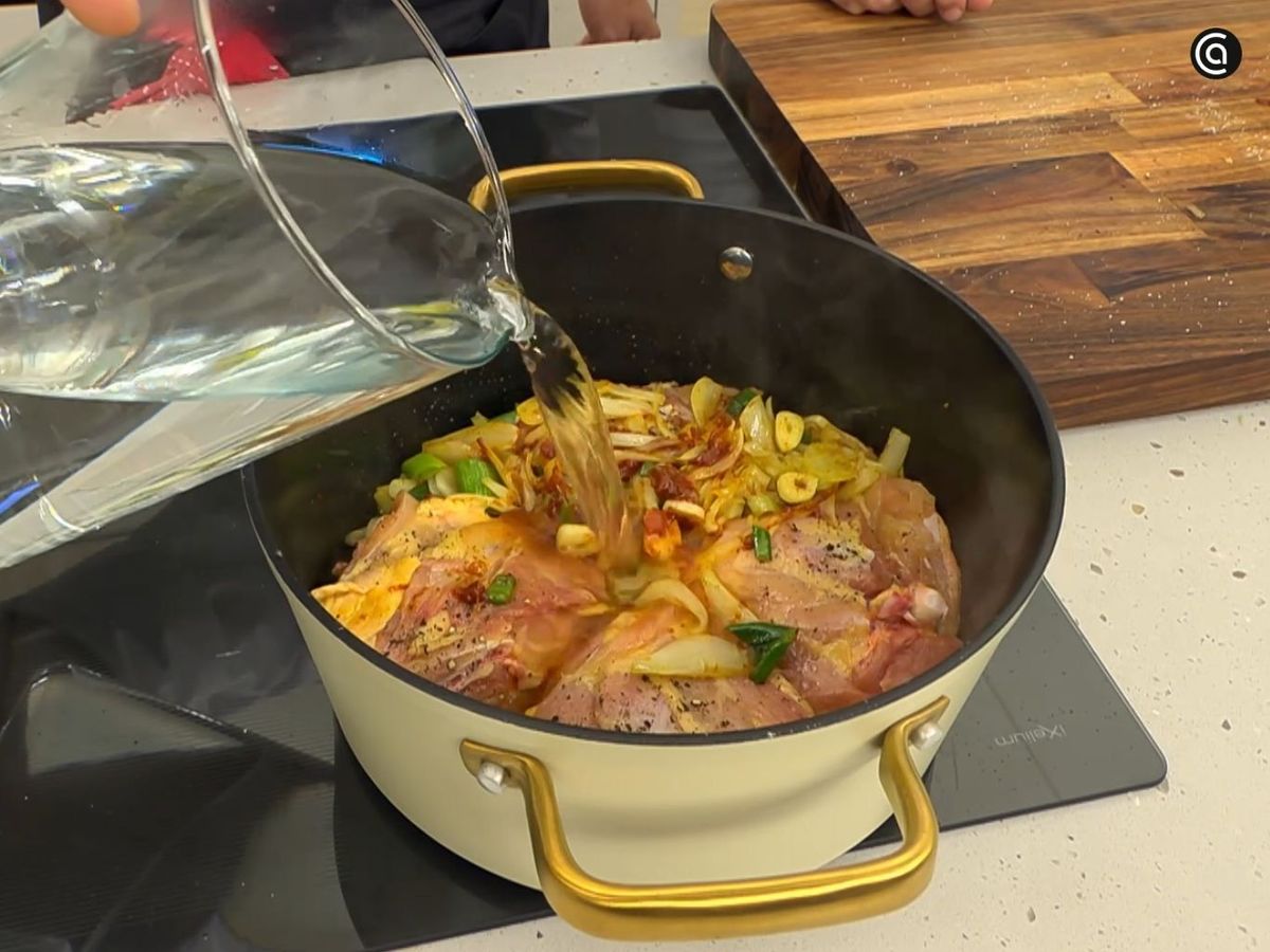Cocina el pollo con las hortalizas y las especias