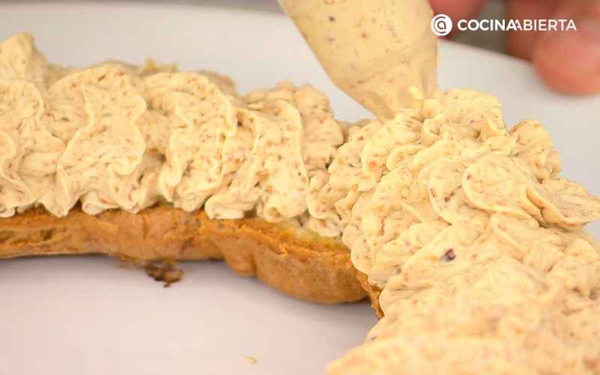 Rellena la corona con crema de praliné