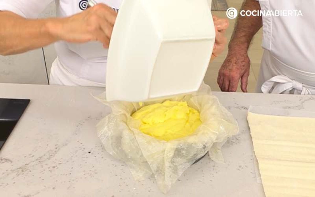 Añade la crema pastelera