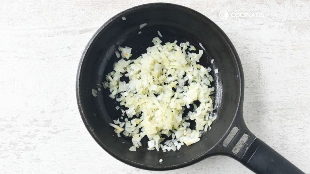 Cebolla pochada picada en sartén