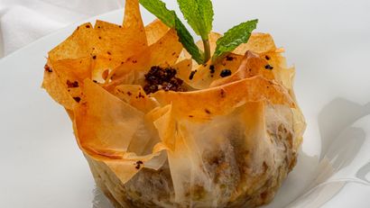 Crujiente de requesón, pistachos, almendras y dátiles, el postre sencillo de Eva Arguiñano