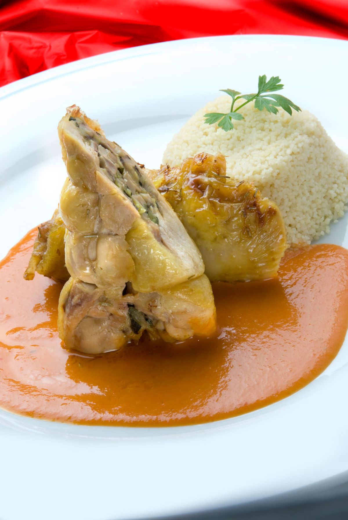 Muslos rellenos con salsa de pimiento y cous cous