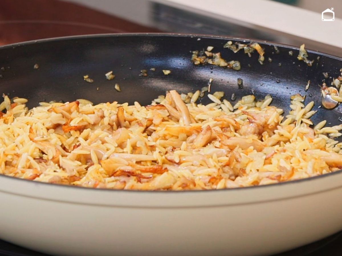 Añadir la pasta orzo para hacer el falso risotto de setas