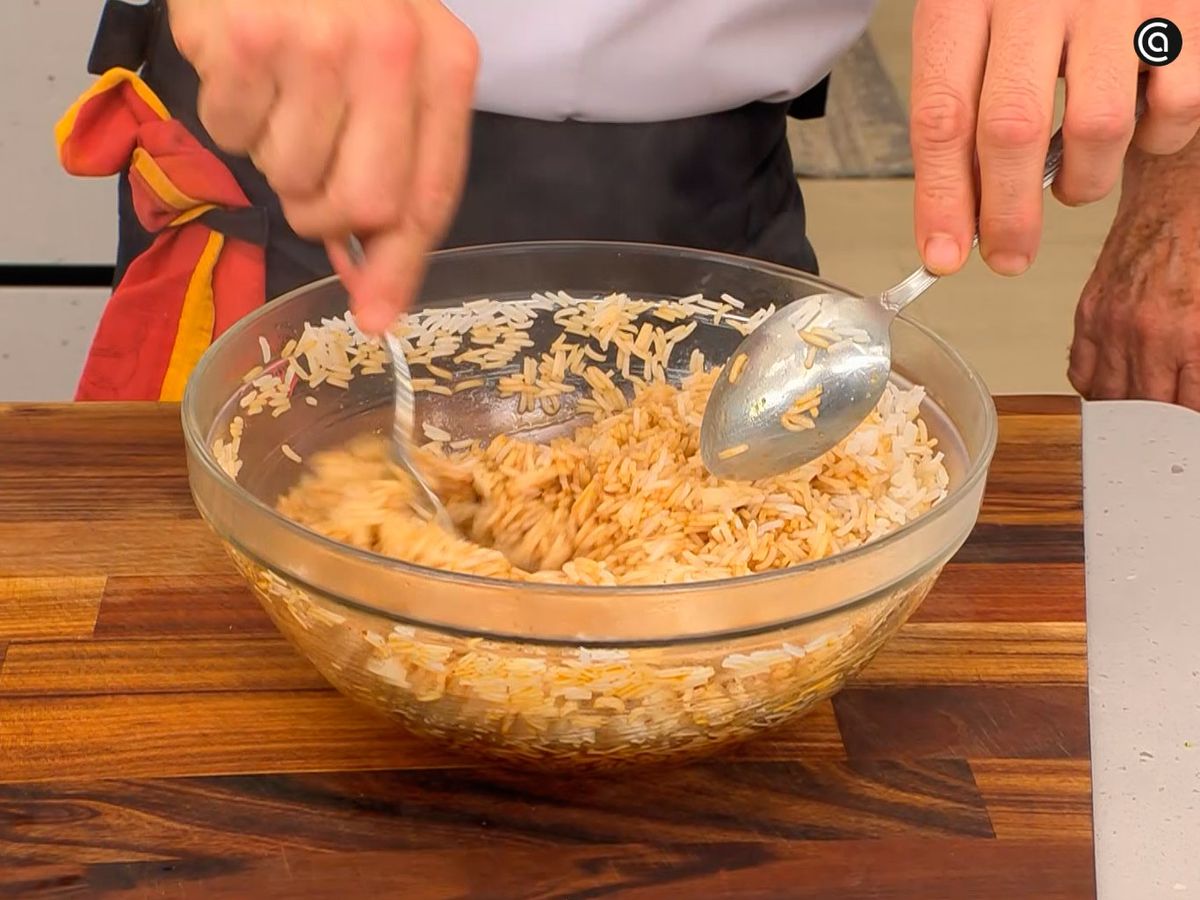 Combina el arroz con sriracha y salsa de soja