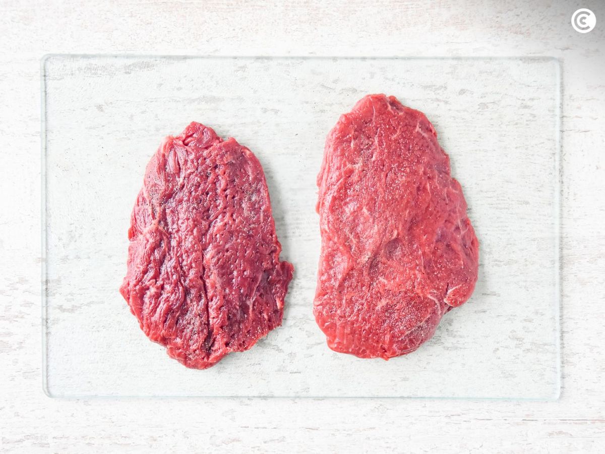 Salpimentar los filetes de ternera para hacerlos empanados