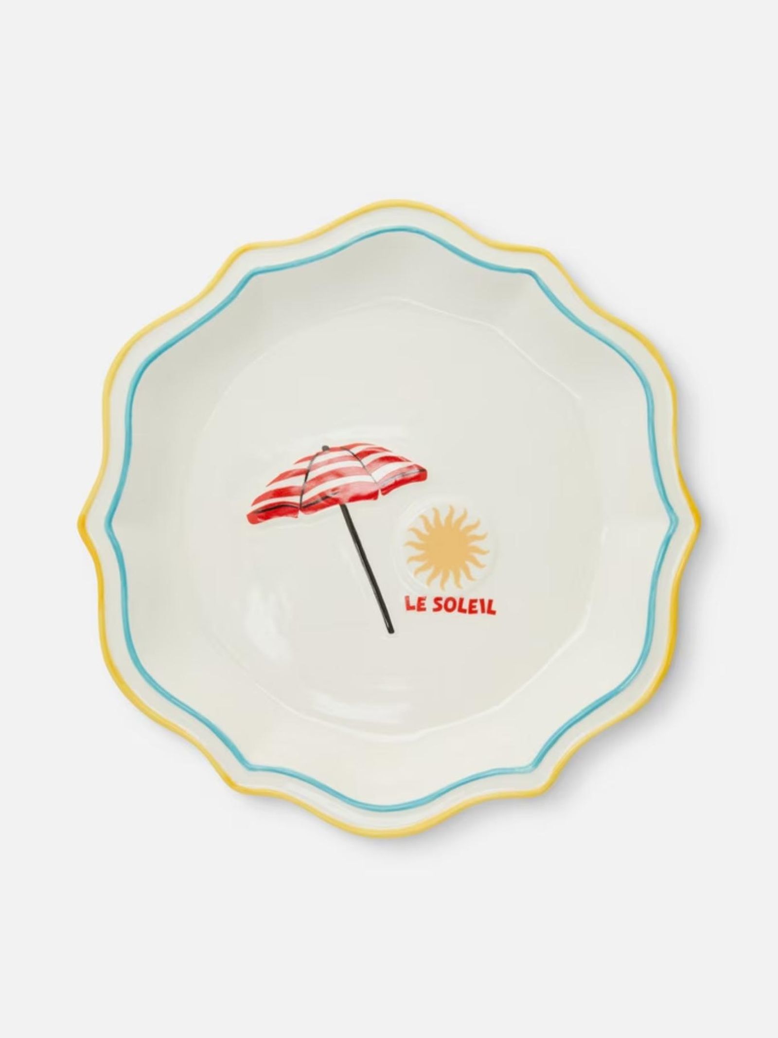 Plato con estampado de sombrilla y sol y borde festonado.