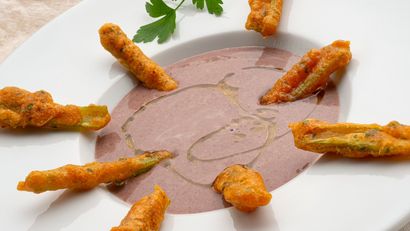 Borraja en tempura con crema de alubias rojas, receta de Joseba Arguiñano