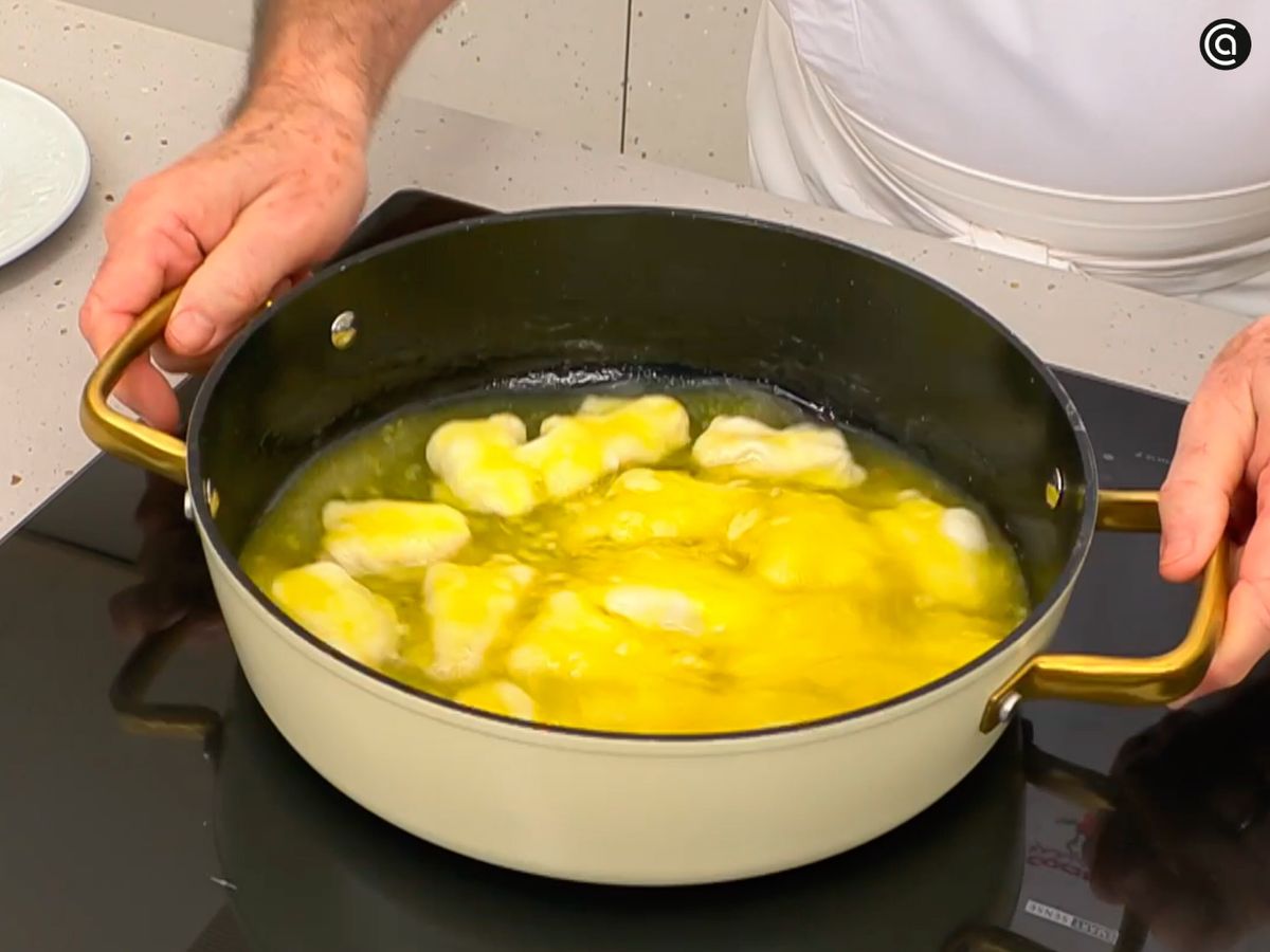 Mueve la tartera suavemente para ligar el pilpil