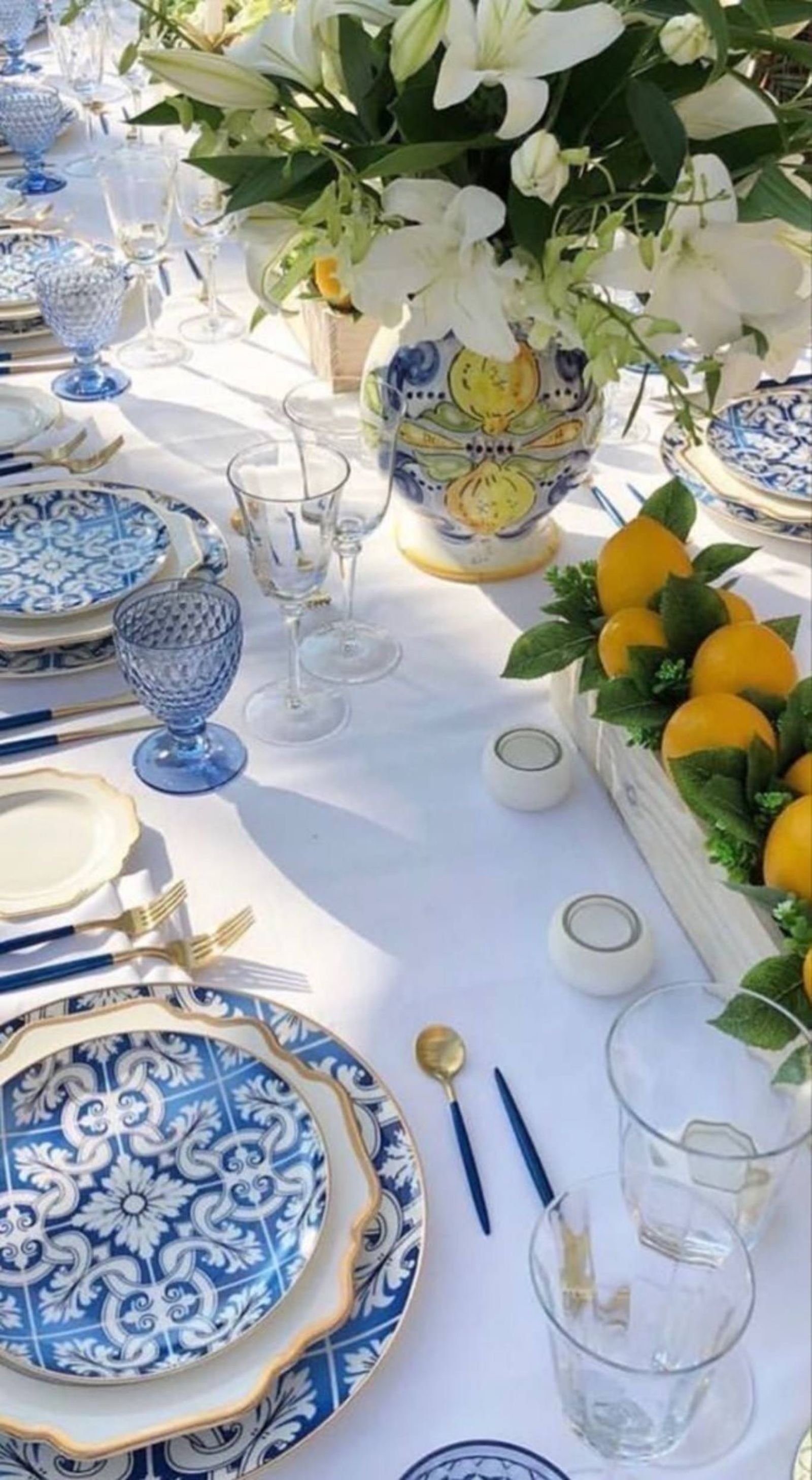 Sillas de esparto y cerámica decorativa con cítricos frescos