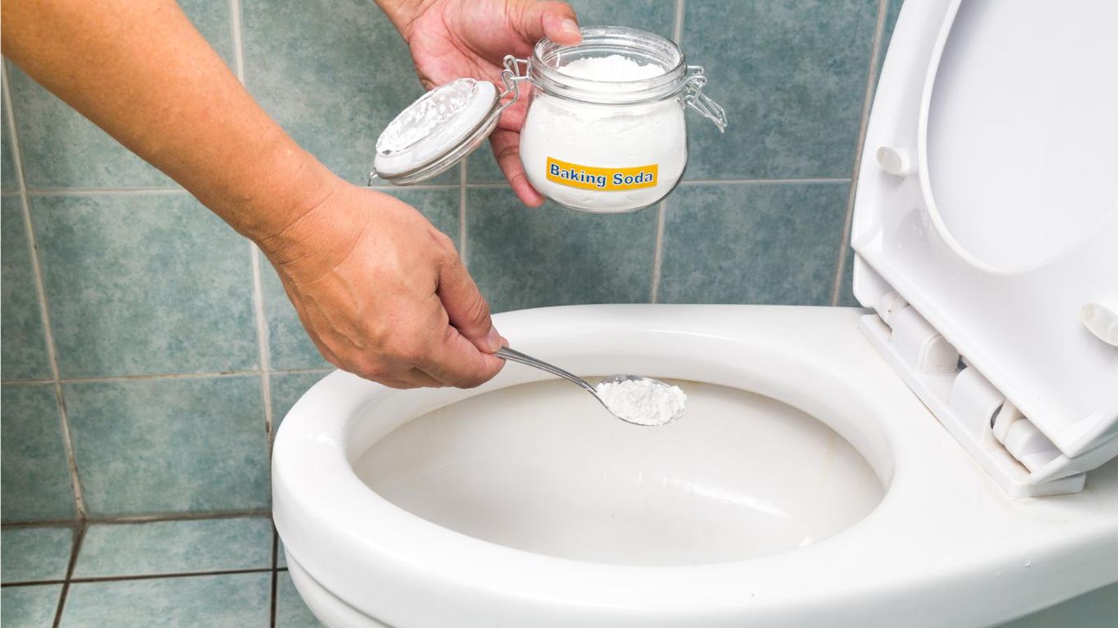 Limpiar el baño sin usar químicos.