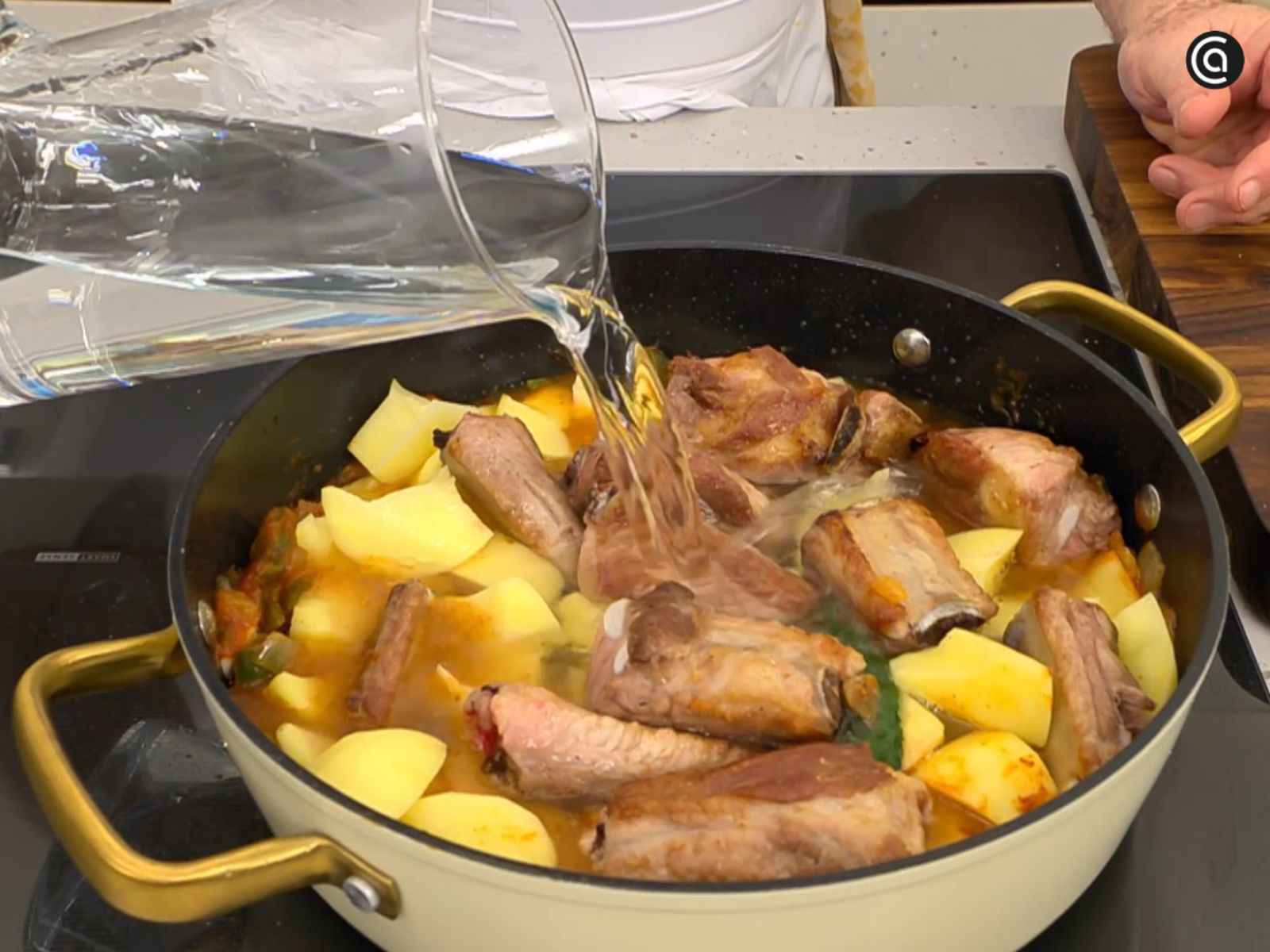 La gurupina se cocina a fuego medio hasta que las patatas estén tiernas y el caldo bien ligado.