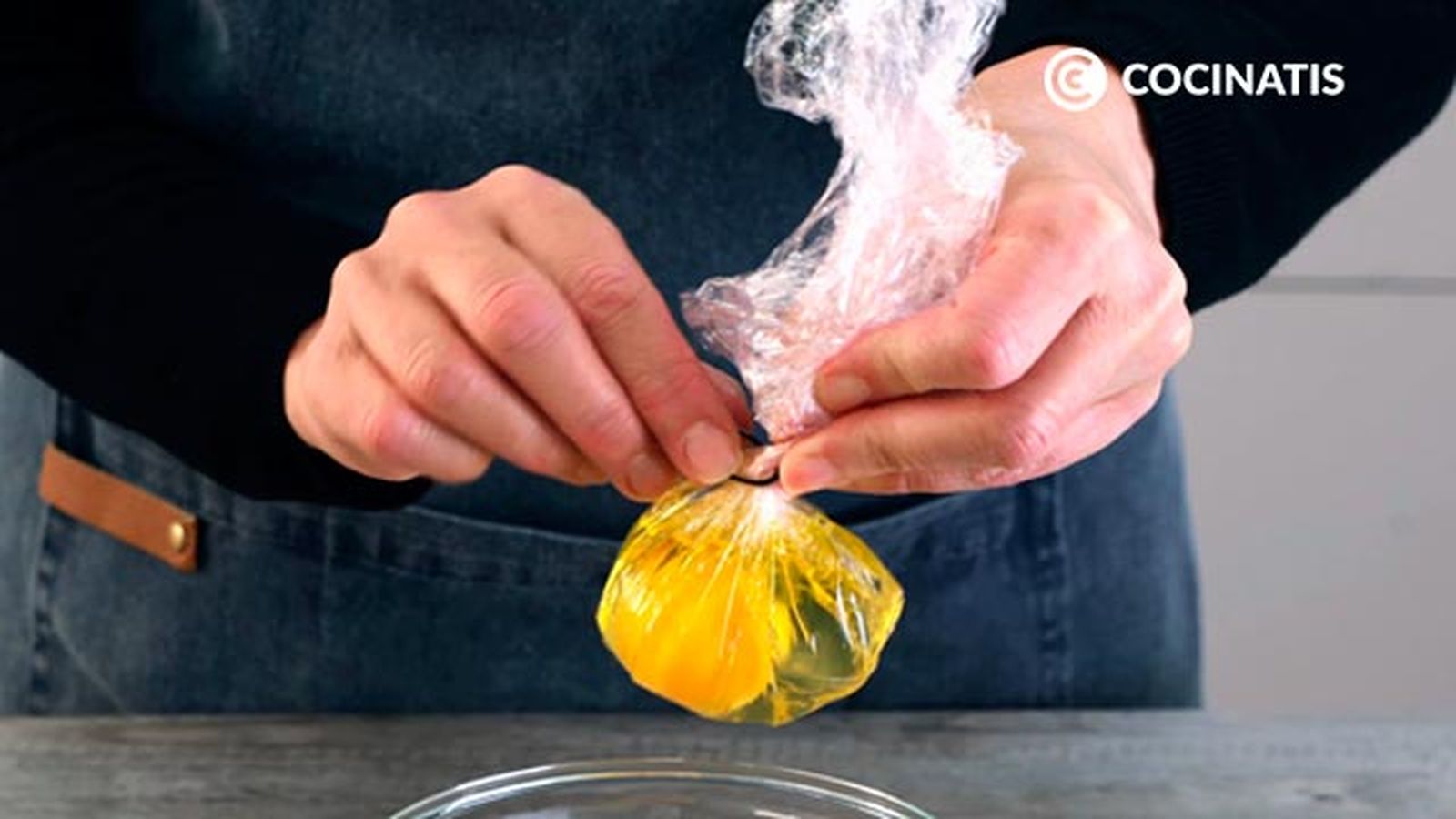 Cierra el papel film haciendo un saquito Receta de huevos escalfados o poché paso 3