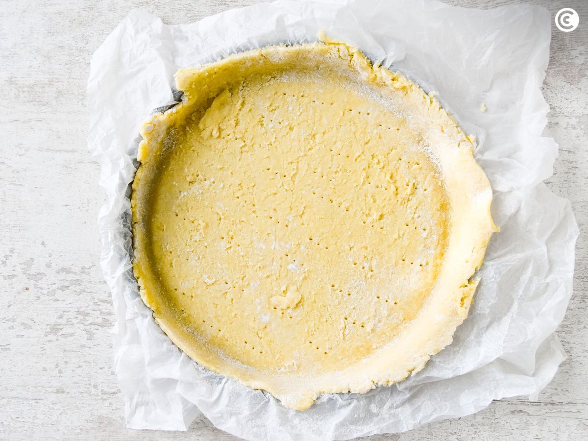 Estirar dos tercios de la masa sobre el molde para la torta della nonna